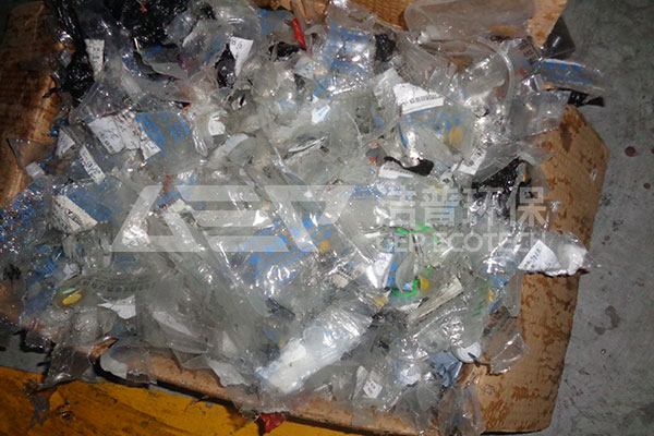智能醫(yī)療廢棄物破碎機生產線,醫(yī)療垃圾破碎機處理系統(tǒng)現(xiàn)場